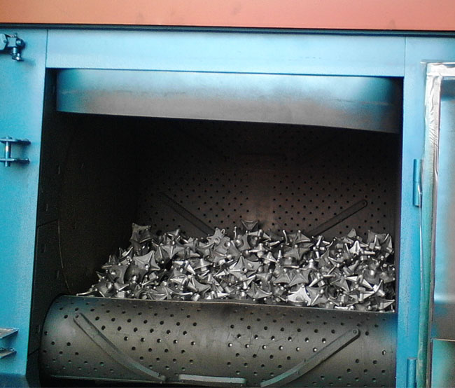 Q326履帶式拋丸機(jī)使用現(xiàn)場