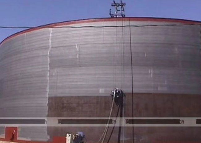 大型油罐罐體防腐除銹立式垂直拋丸機施工現場圖